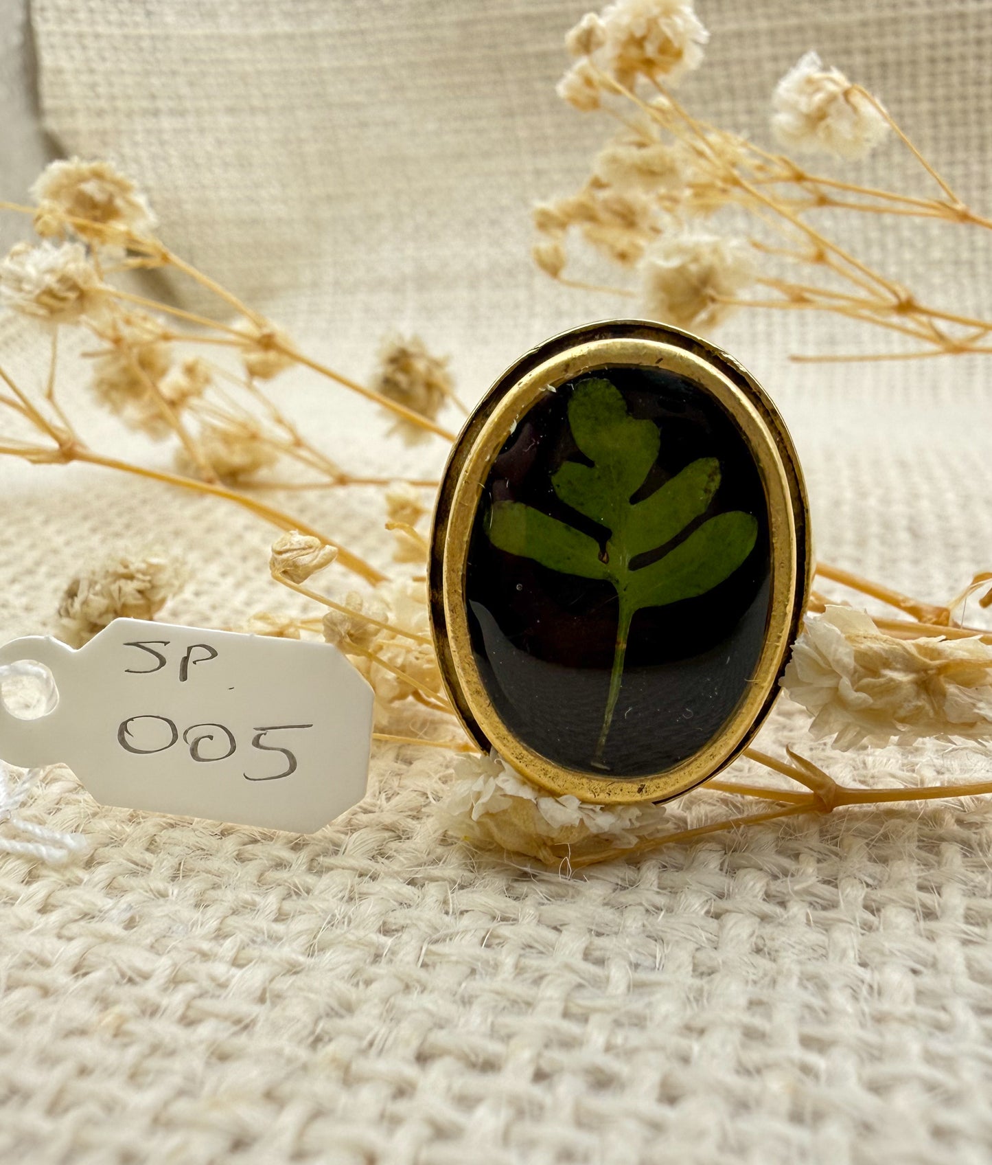 Fern Ring, Oval: Specimen 005